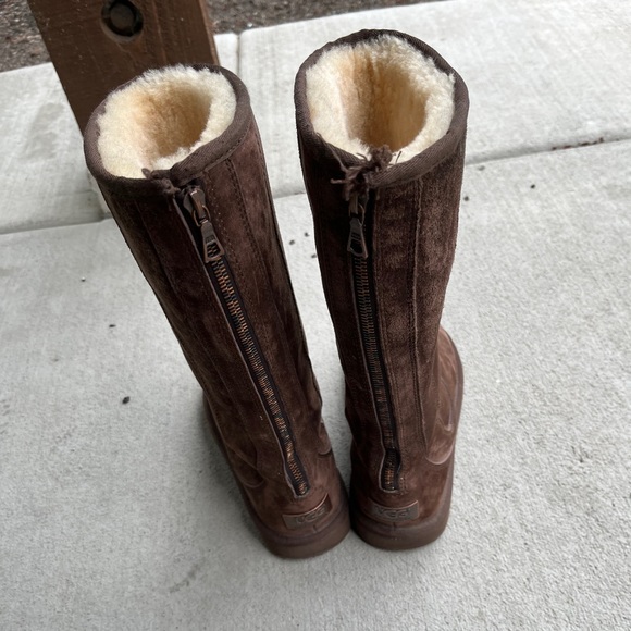 Women’s Uggs Boots - Picture 2 of 5